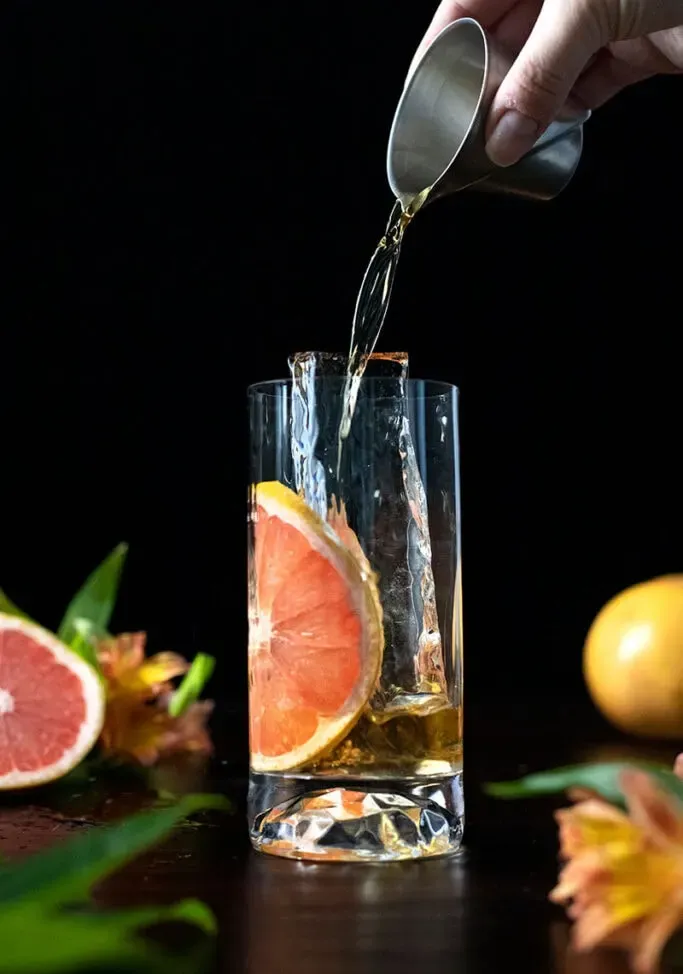 Staromódna Paloma - (Bourbon a grapefruitový koktail)' loading='lazy' title=