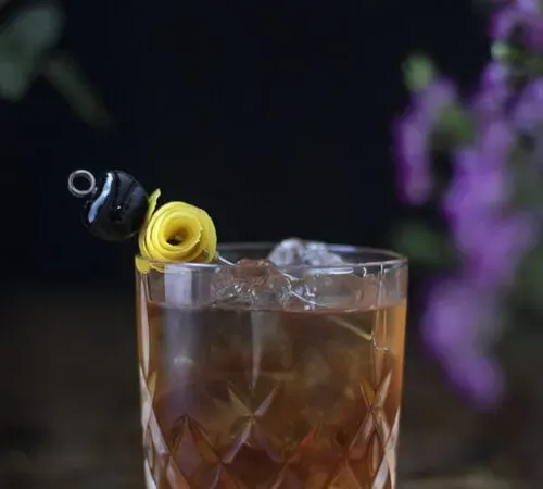 cóctel-clásico-de-sazerac-con-un-toque-de-cereza-y-limón' loading='lazy' title=