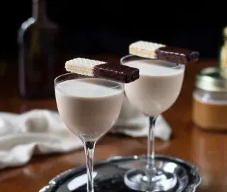 銀の大皿にクリーミーなカクテル 2 杯とウエハース クッキー。' title=