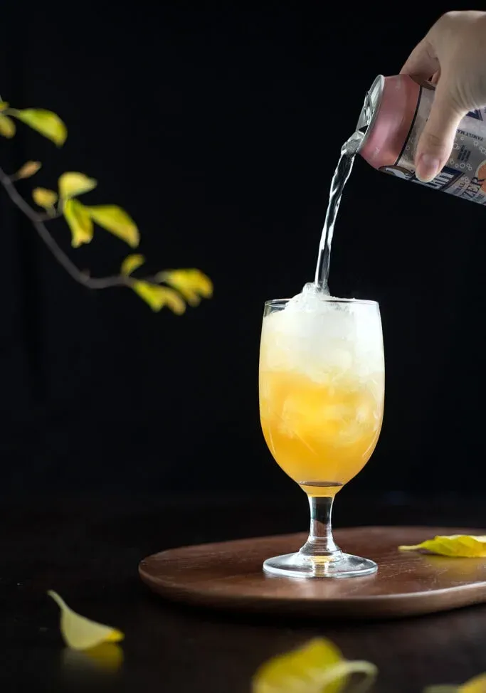 guarnire un cocktail con acqua di seltzer' loading='lazy' title=