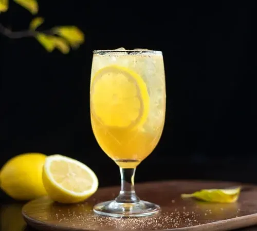 bicchiere di punch con ruote di limone' title=