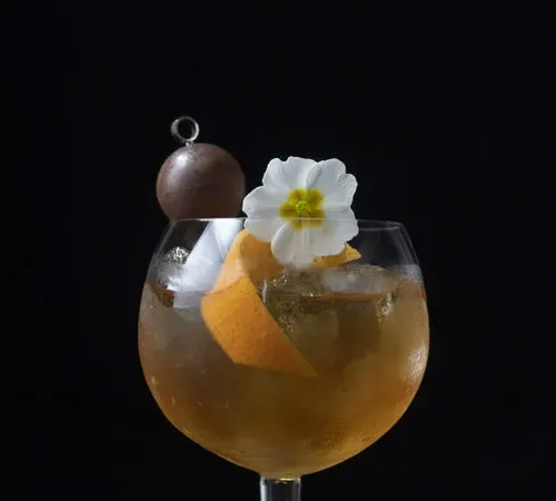 Schokolade-und-Kirsch-Cognac-altmodischer-Cocktail-zum-Valentinstag' title=