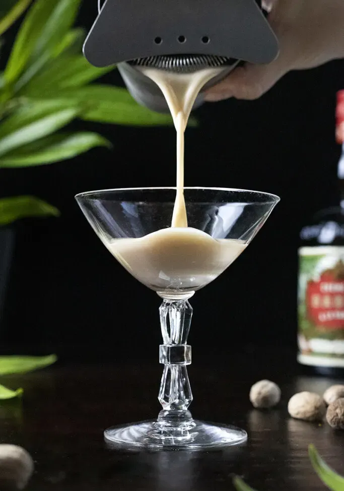 쿠페 잔에 크림 칵테일을 붓는다.' loading='lazy' title=