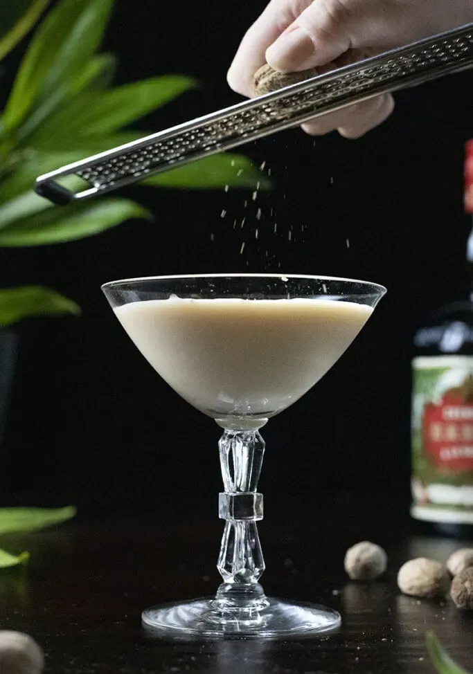 크리미한 칵테일 위에 육두구를 갈은 것입니다.' loading='lazy' title=