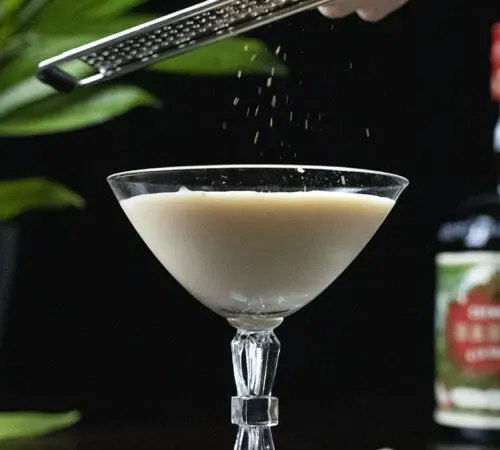 크리미한 칵테일 위에 육두구를 갈은 것' title=