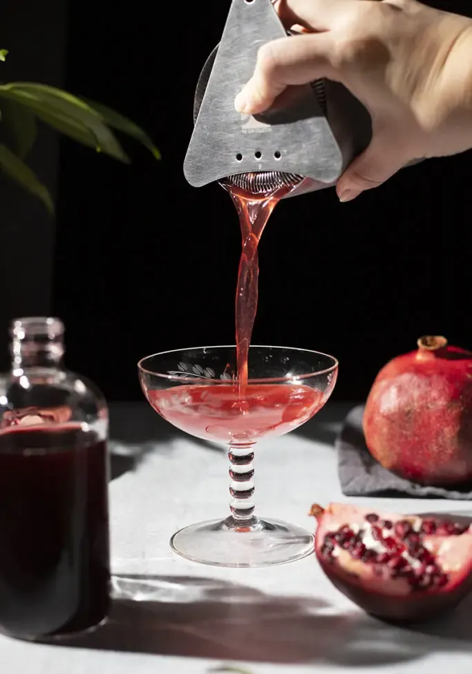 מזיגת קוקטייל אדום משייקר לכוס קוקטייל' title=