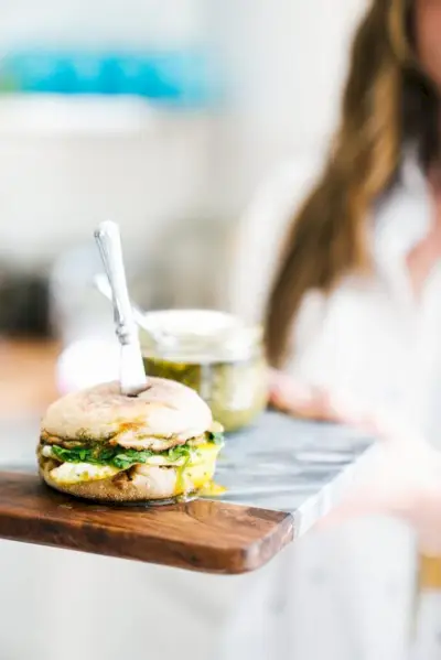 Sanduíche de café da manhã com pesto de 5 minutos | Receitas de 5 minutos
