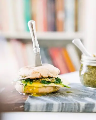 Sanduíche de café da manhã com pesto de 5 minutos | Receita de sanduíche de café da manhã saudável