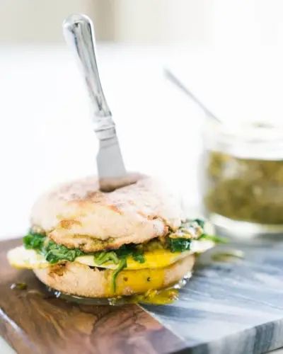 Sanduíche de café da manhã com pesto de 5 minutos | Sanduíche de café da manhã saudável