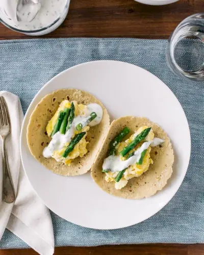 Tacos de ovo mexido de ricota e espargos | Yumpulse