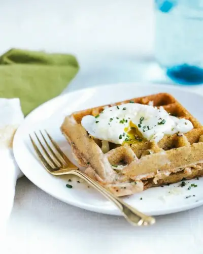 Waffles salgados com cebolinha e cheddar