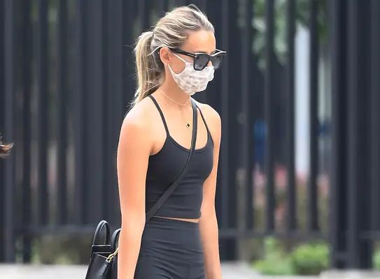 Kaley Cuoco zeigt das genaue Training durch Six -Pakete