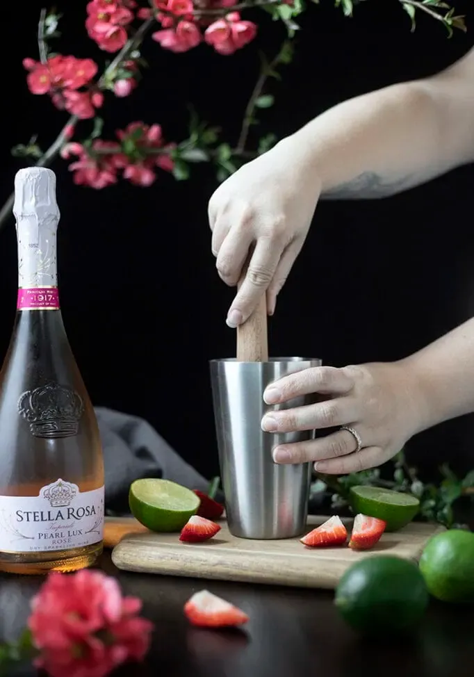 mains à l'aide d'un pilon dans un shaker argenté' loading='lazy' title=