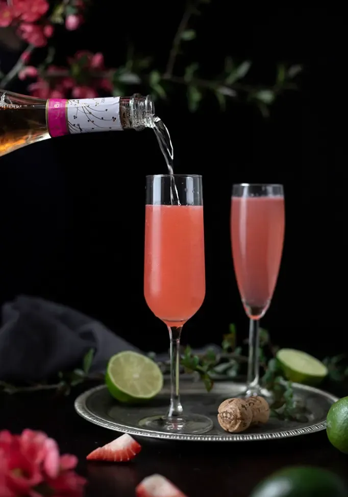verser du vin mousseux rose dans des flûtes à champagne' title=
