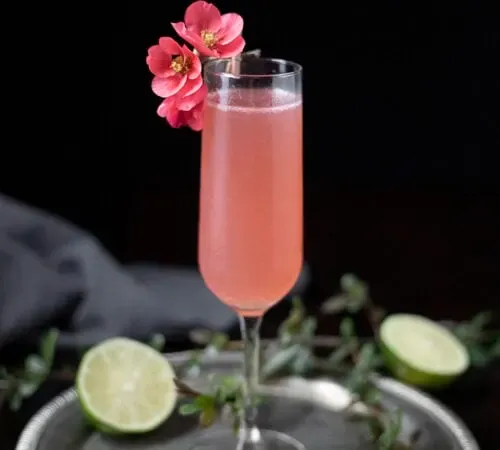 cocktail rose dans une flûte à champagne' title=