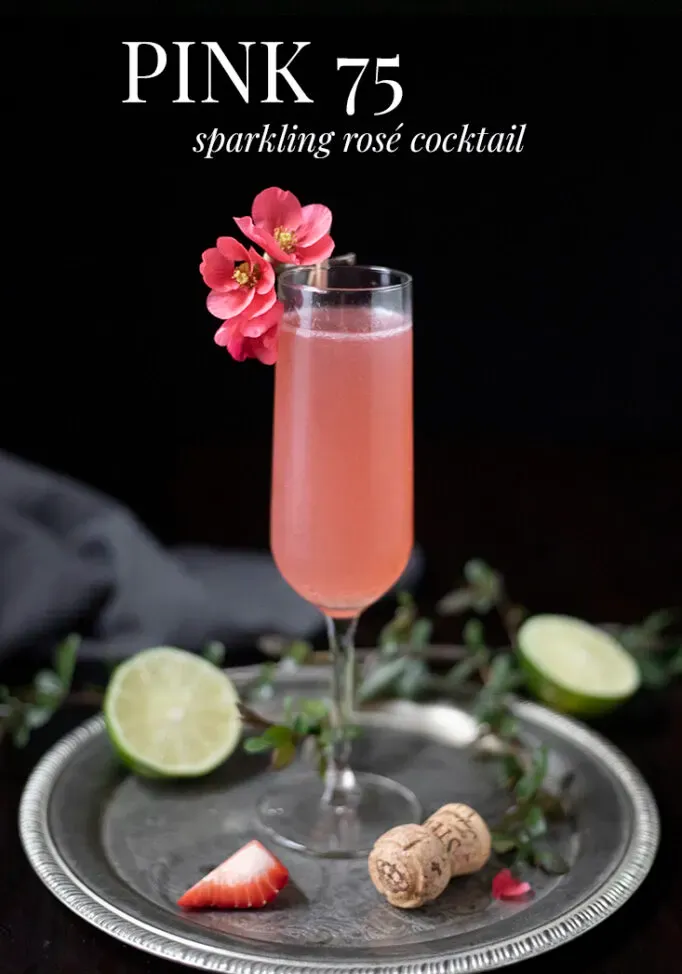Pink 75 - Un cocktail rosé pétillant aux fraises et à la goyave' title=