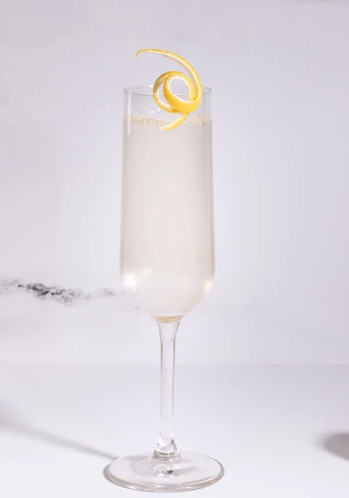 cóctel de champán adornado con un elegante toque de limón' title=