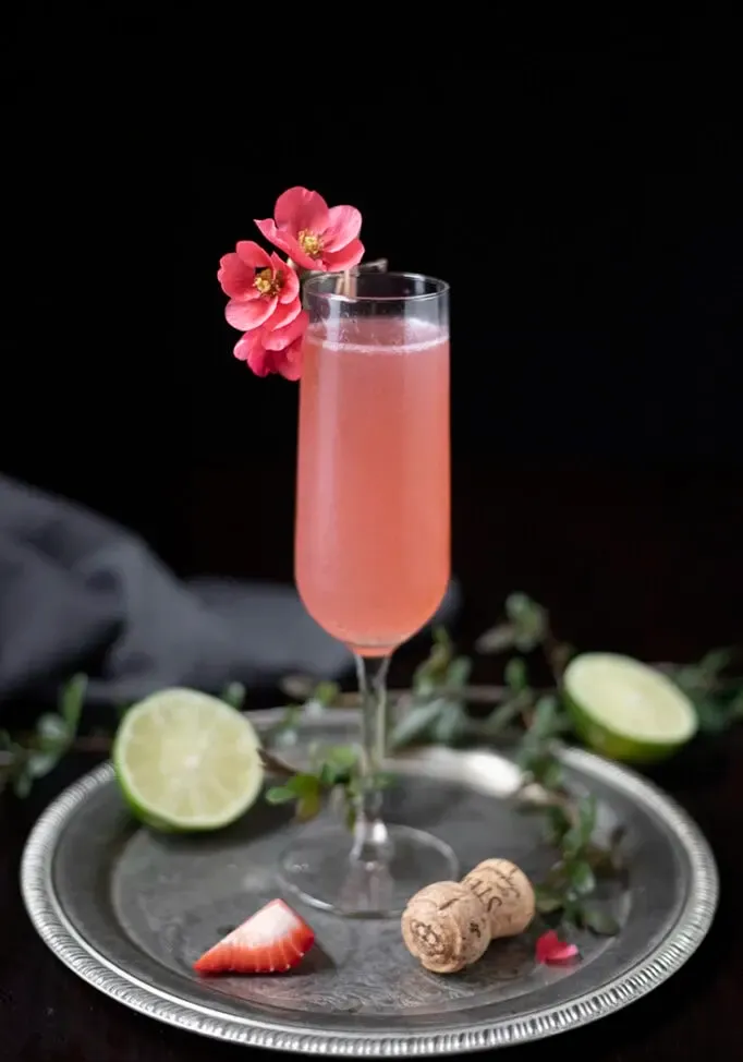 Pink 75 - Un cocktail rosato frizzante con fragole e guava