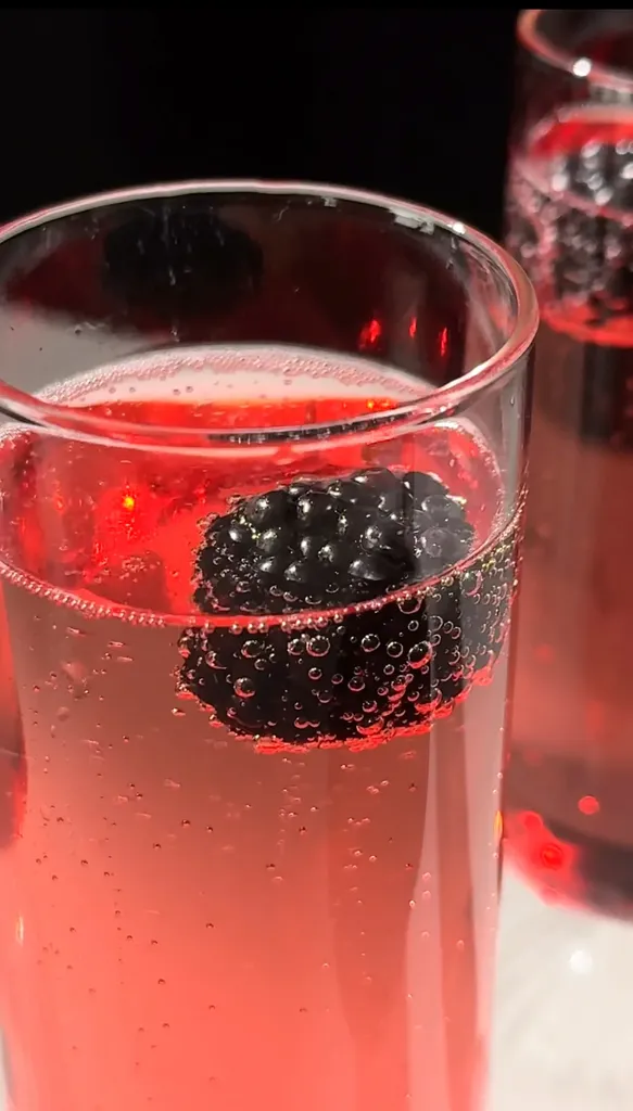 シャンパン フルートのブラックベリーの接写。' loading='lazy' title=