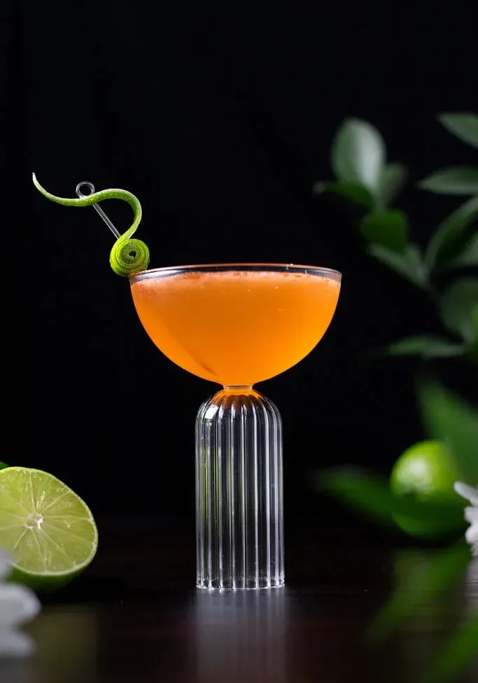 Nagi i sławny (koktajl Mezcal i żółty Chartreuse)