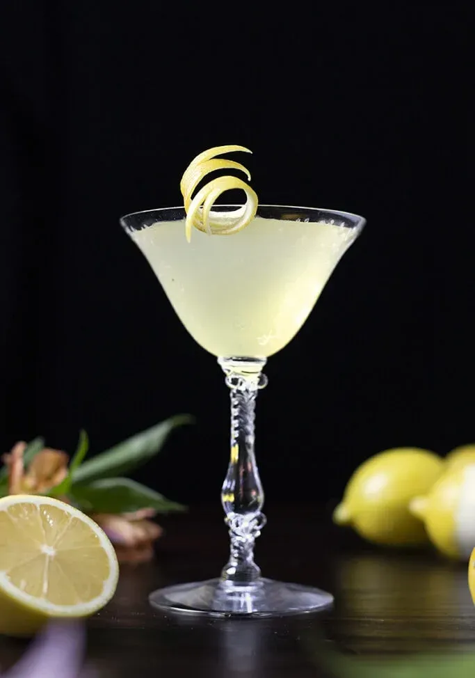 Yellowjacket (gin i żółty koktajl Chartreuse)