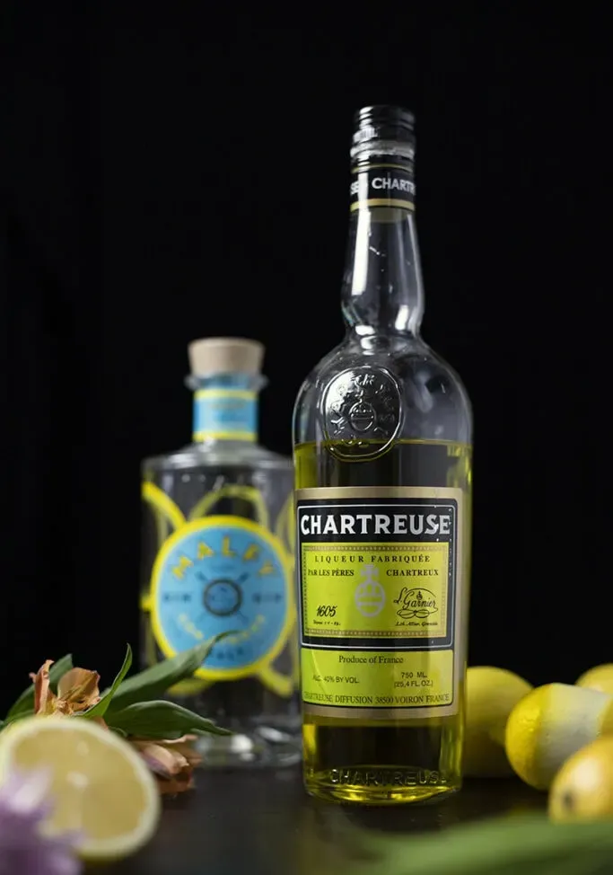 bouteille de Chartreuse Jaune à côté d'une bouteille de Malfy Gin' loading='lazy' title=