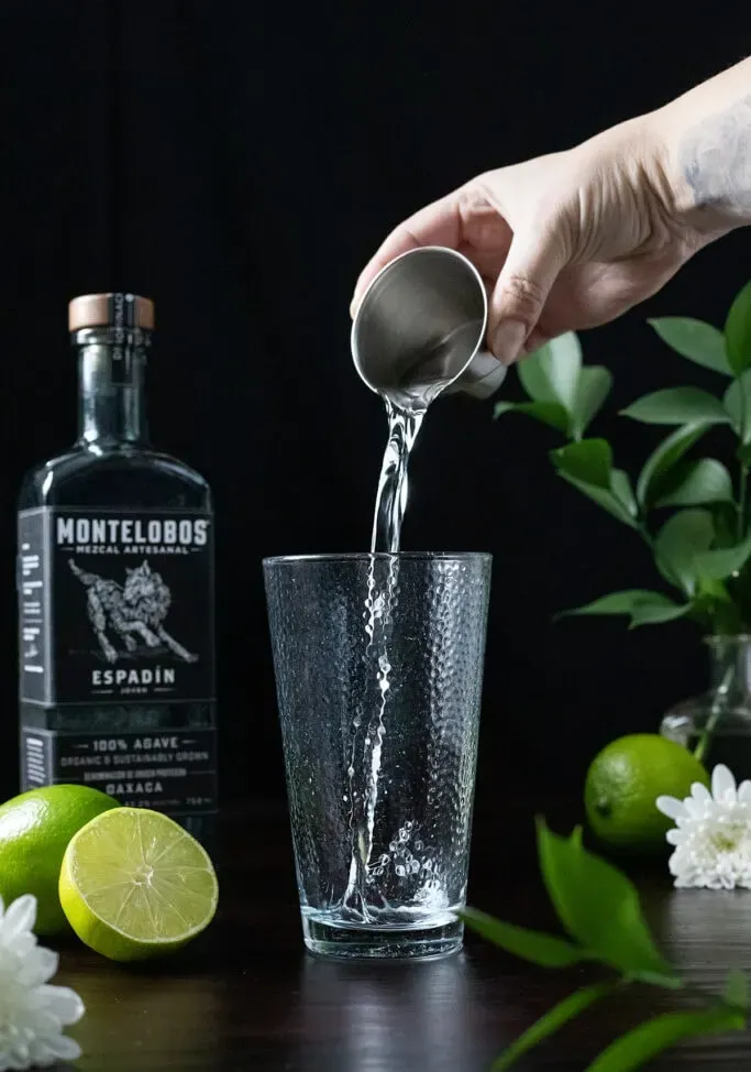 nalití unce mezcalu do míchací sklenice.' loading='lazy' title=