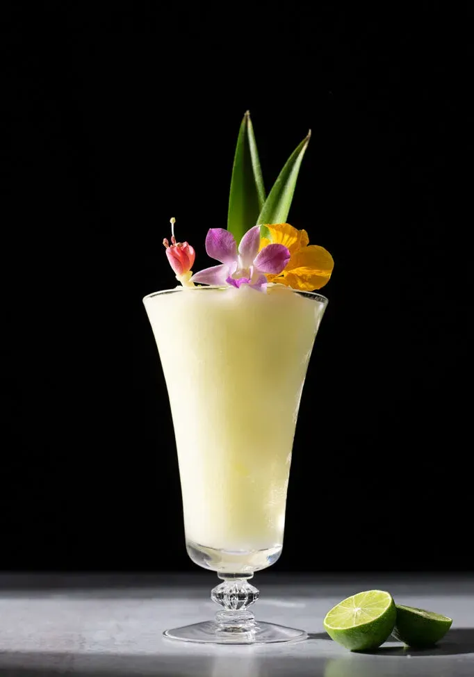 zblízka bieleho nápoja v pohári lowball s mätou.' title=