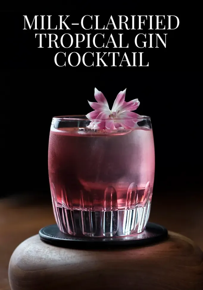 ミルクで清澄したトロピカル ジン カクテル、ハイビスカスとキャラメルバナナ添え