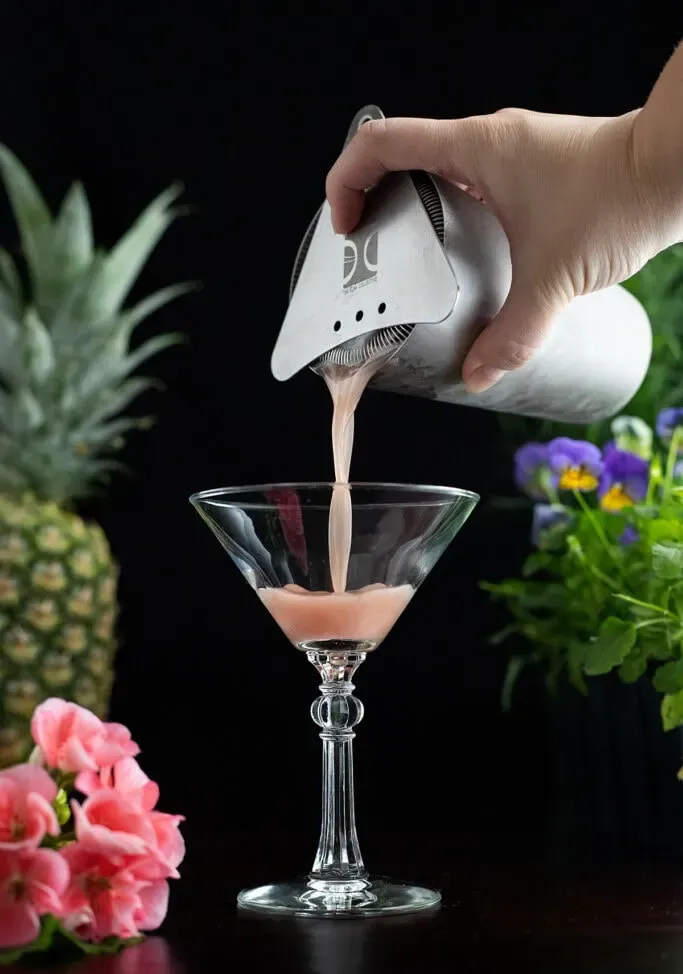마티니 잔에 메리 픽포드를 붓는 모습' loading='lazy' title=