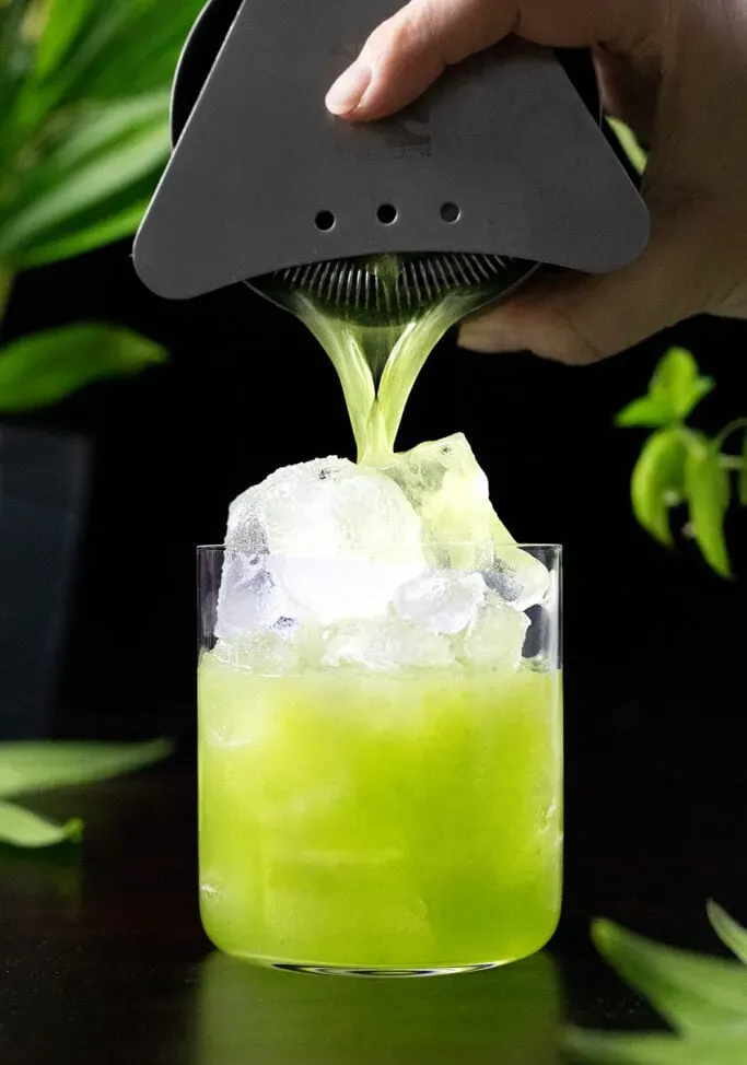 verser un basilic écrasé dans un verre à whisky sur de la glace.' loading='lazy' title=