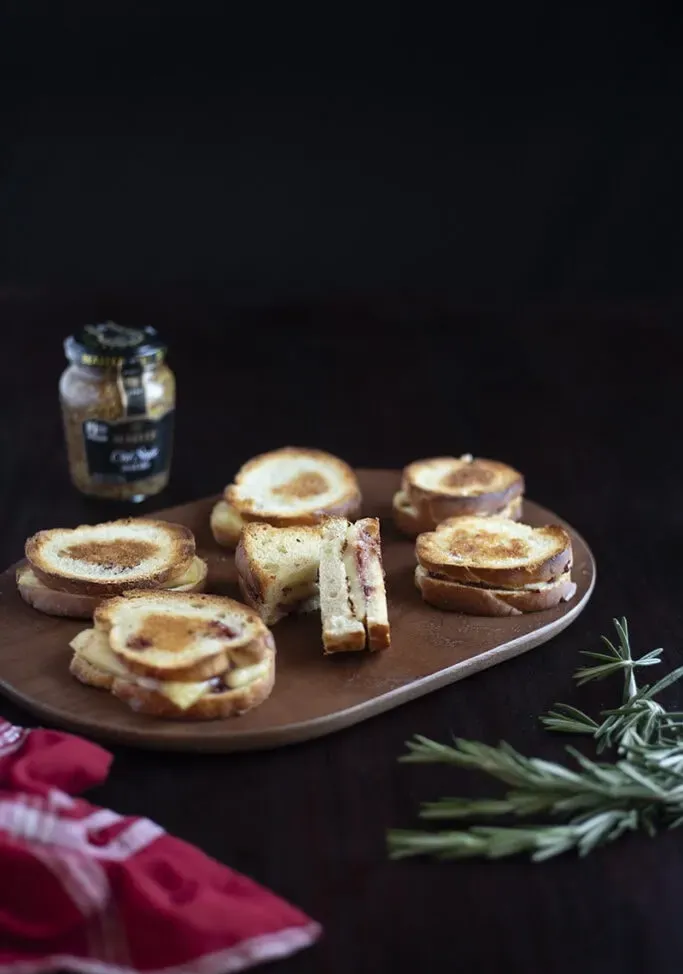 sandwichs au fromage grillé miniatures sur une planche à découper' title=