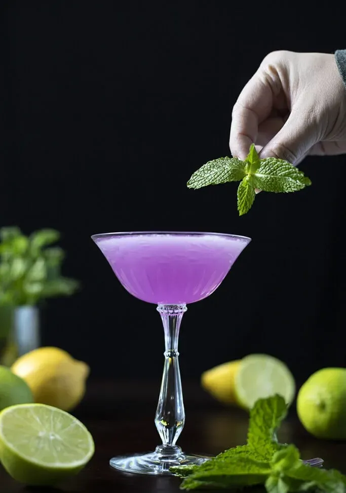 garnir un cocktail d'un brin de menthe' title=