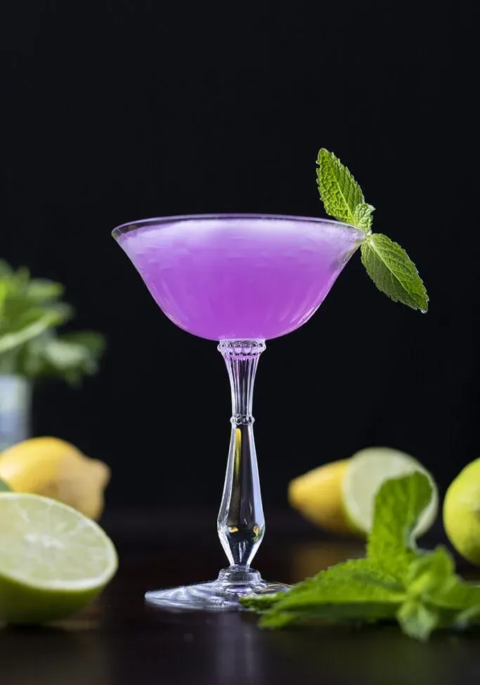 cocktail violet sur fond noir' title=