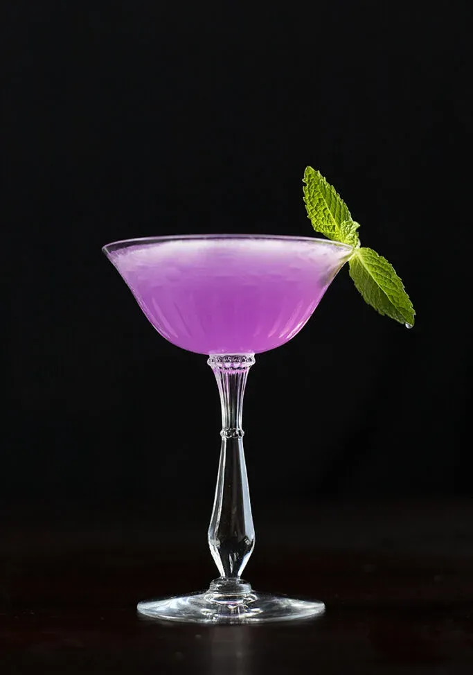 cocktail violet sur fond noir' title=