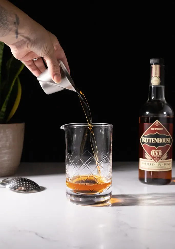 versare il whisky in un mixing glass.' loading='lazy' title=