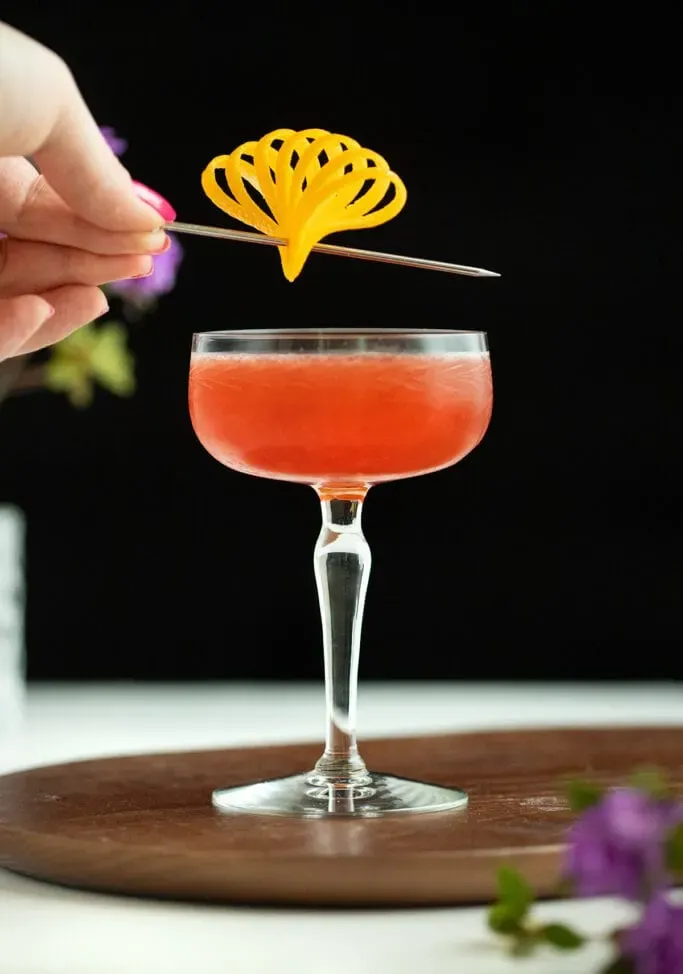 aggiungendo un'elegante scorza d'arancia al cocktail Scofflaw.' loading='lazy' title=