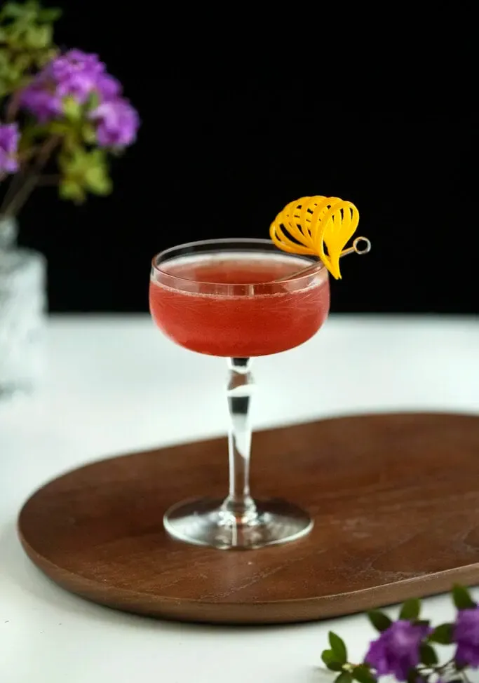 un cocktail beffardo su un tagliere.' title=