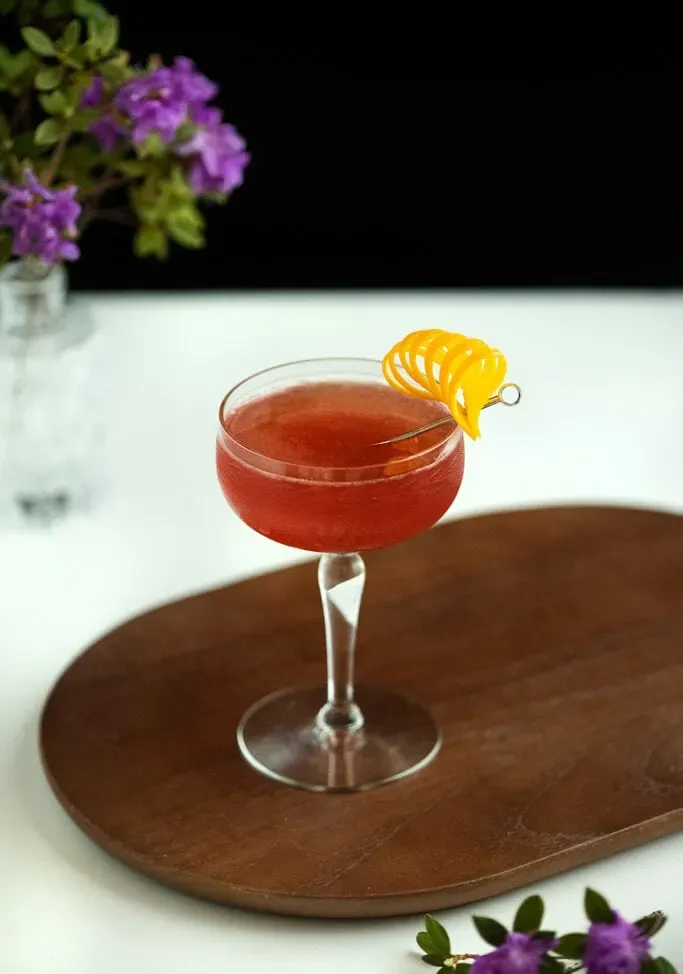 vista dall'alto in basso di un cocktail Scofflaw su un tavolo bianco.' title=