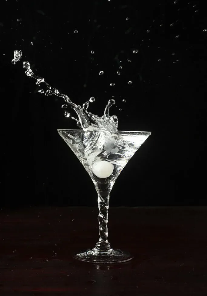 マティーニ カクテルに飛び散るカクテル オニオン' loading='eager' title=