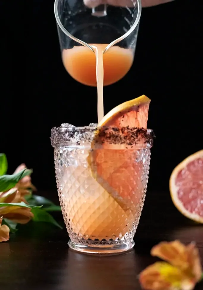 versare il succo di pompelmo in un bicchiere double rock' loading='lazy' title=