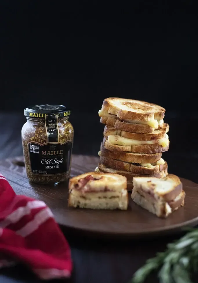 mini grilované sýry vedle sklenice s hořčicí' loading='lazy' title=