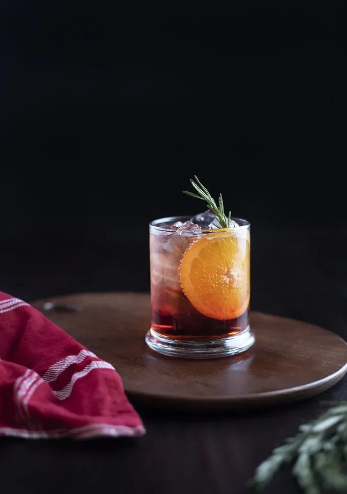tmavě červený koktejl s plátkem pomeranče' title=