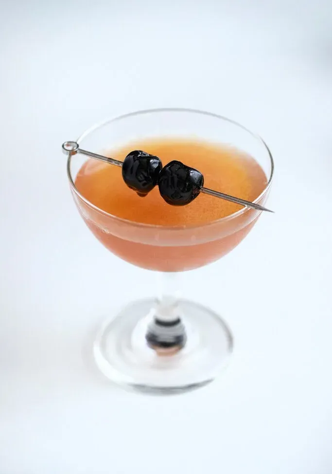 ward osem koktail v pohári kupé s dvoma čerešňami na trsátke.' title=