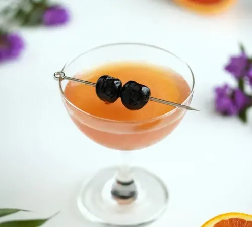 whisky koktail s dvoma čerešňami v pohári kupé' title=