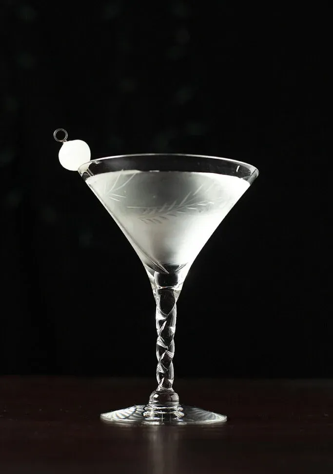 un martini guarnito con una cipolla sott'aceto' loading='lazy' title=