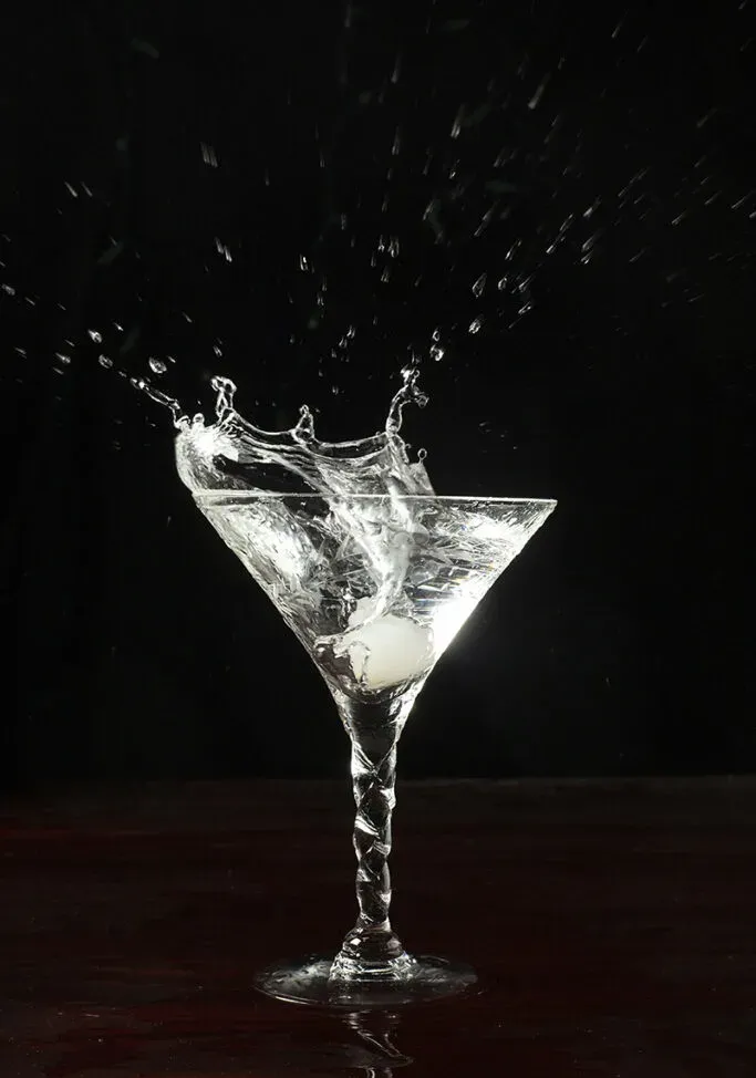 una cipolla da cocktail spruzzata in un martini' title=