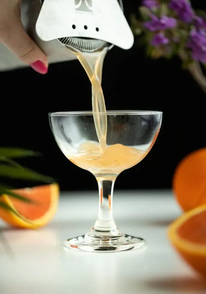 מוזגים את הקוקטייל לכוס קופה.' loading='lazy' title=
