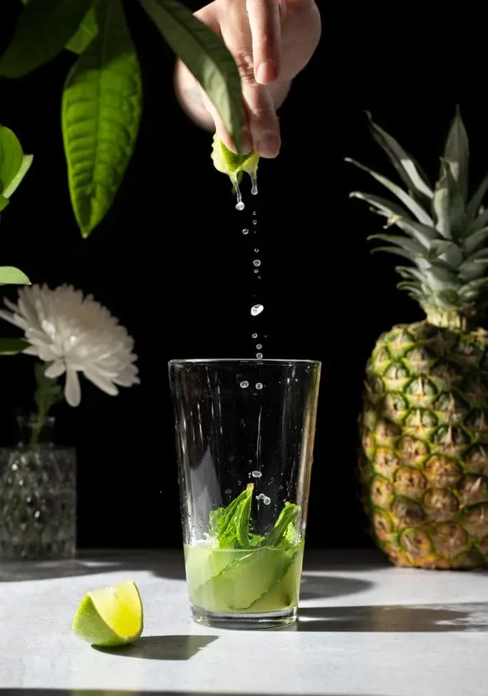 spremere il succo di lime in uno shaker.' title=