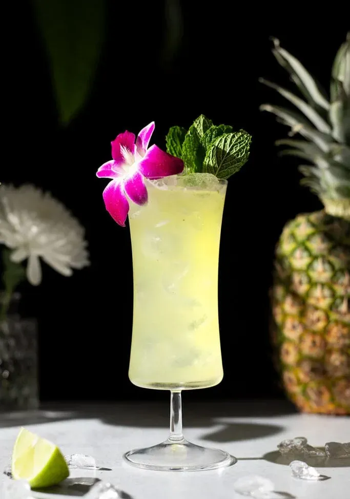 La caduta del missionario (cocktail di rum con ananas, pesca e menta)